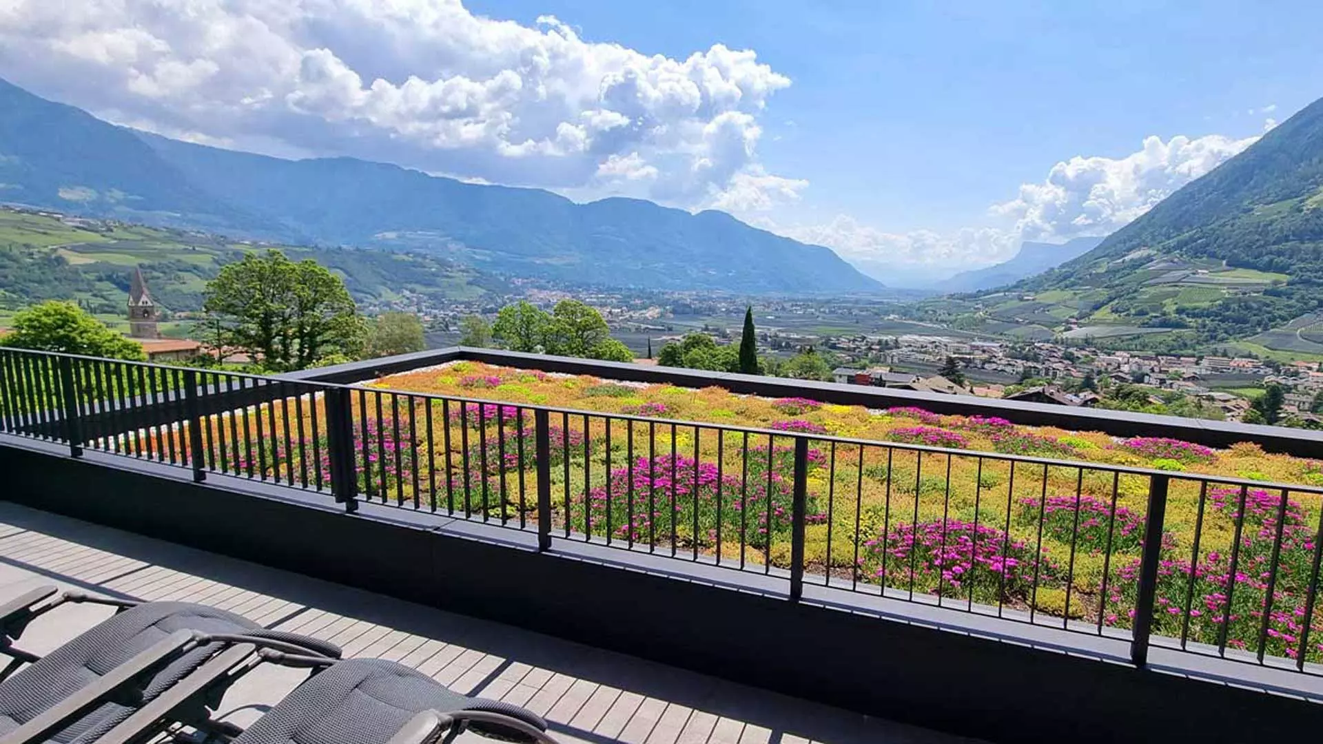 Apartment with balcony and view on the valley near Algund